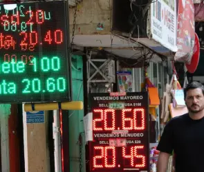 Dólar pierde terreno frente al peso tras estancamiento en EE. UU.