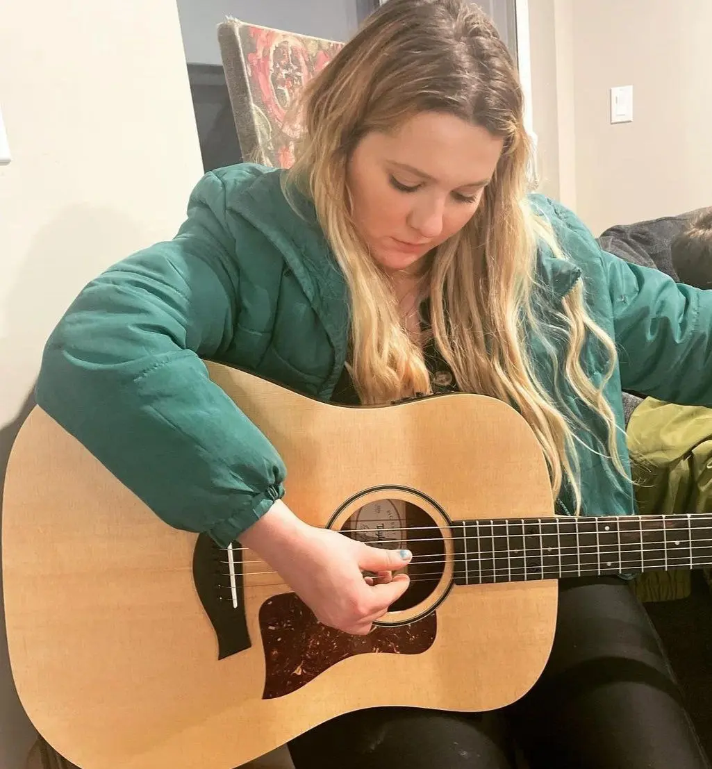 Abigail naci&oacute; el 14 de abril de 1996 en Nueva York y comenz&oacute; su carrera como actriz a los 3 a&ntilde;os de edad en comerciales.