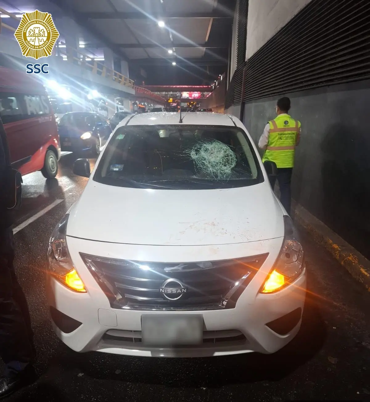 Sujeto atropella a policía en el AICM Especial