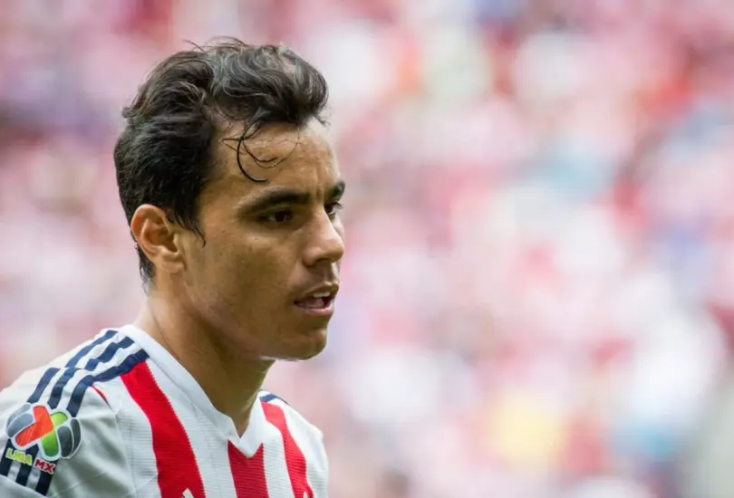 La defensa de Omar Bravo asegura que las pruebas en su contra son inconsistentes y revela fotografías.