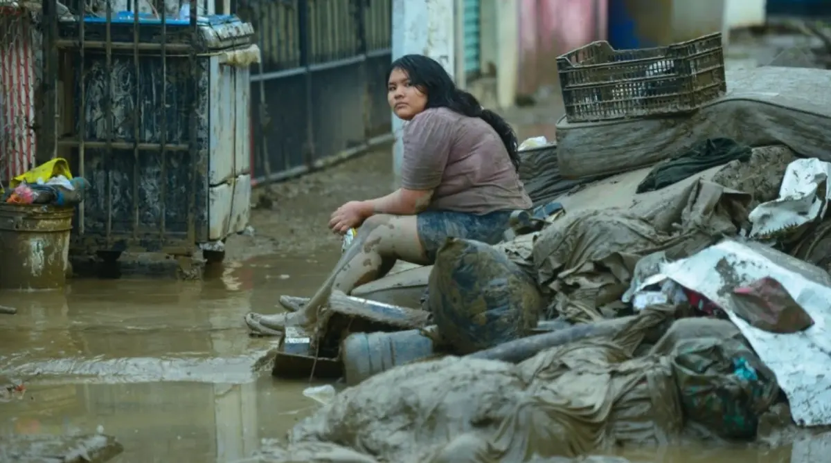 Cientos de familias continúan viviendo entre el lodo y escombros tras las severas inundaciones. Especial