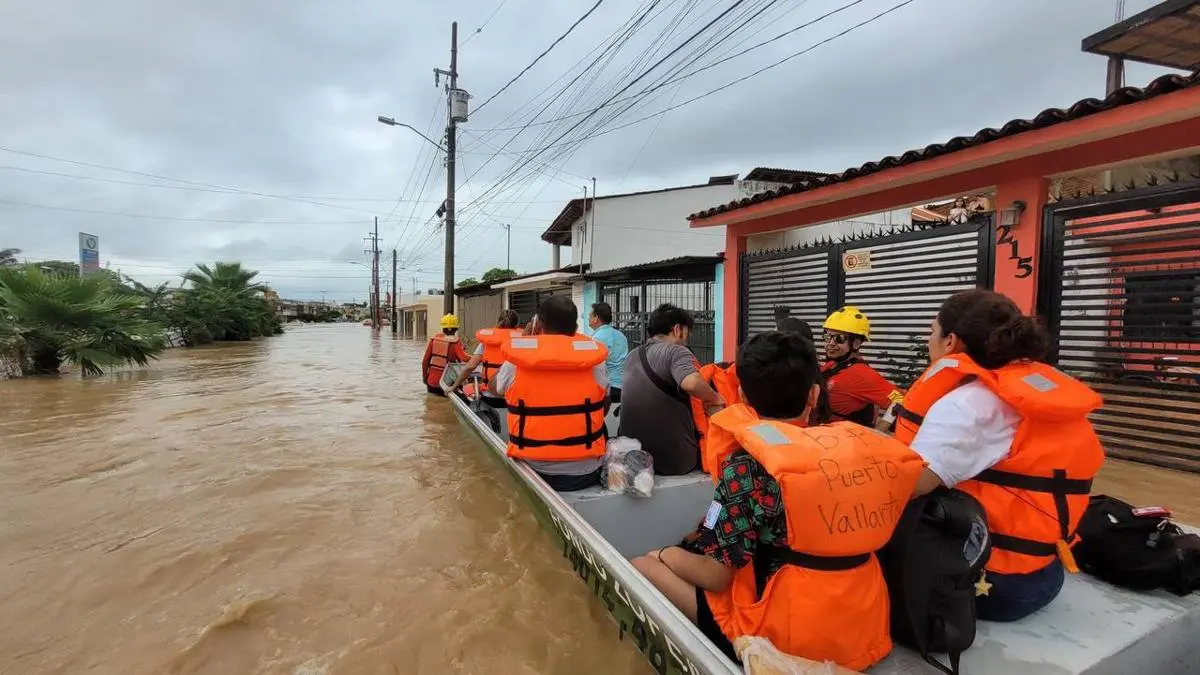 Operativo de rescate y asistencia para atender a las familias afectadas en Puerto Vallarta @PabloLemusN
