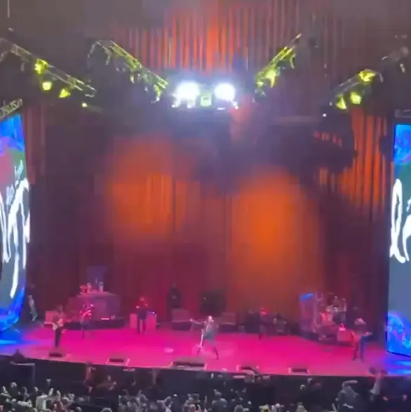 Momento exacto en que cae pantalla gigante durante concierto del Tri en el Auditorio Nacional