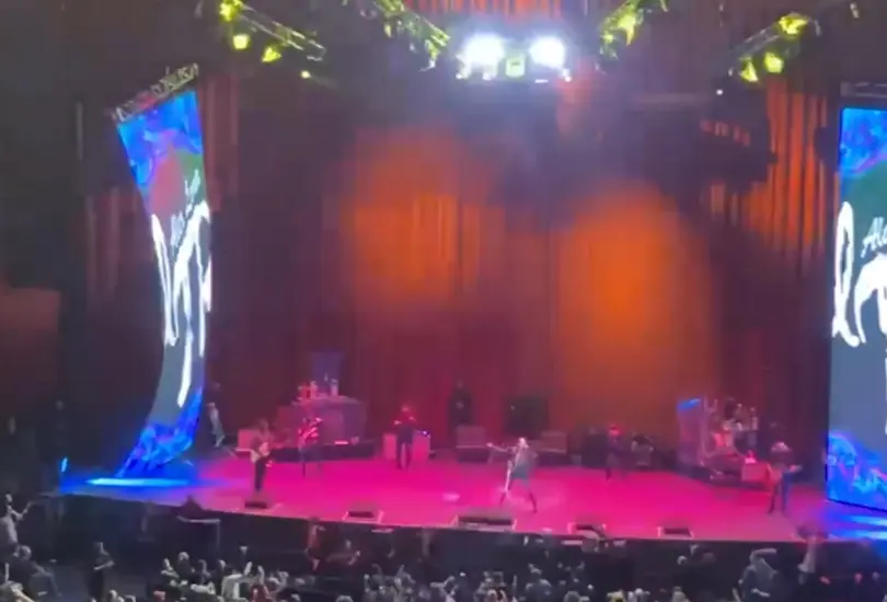 El incidente, que fue captado en video por varios asistentes y difundido en redes sociales, generó un gran susto entre los músicos y el público.