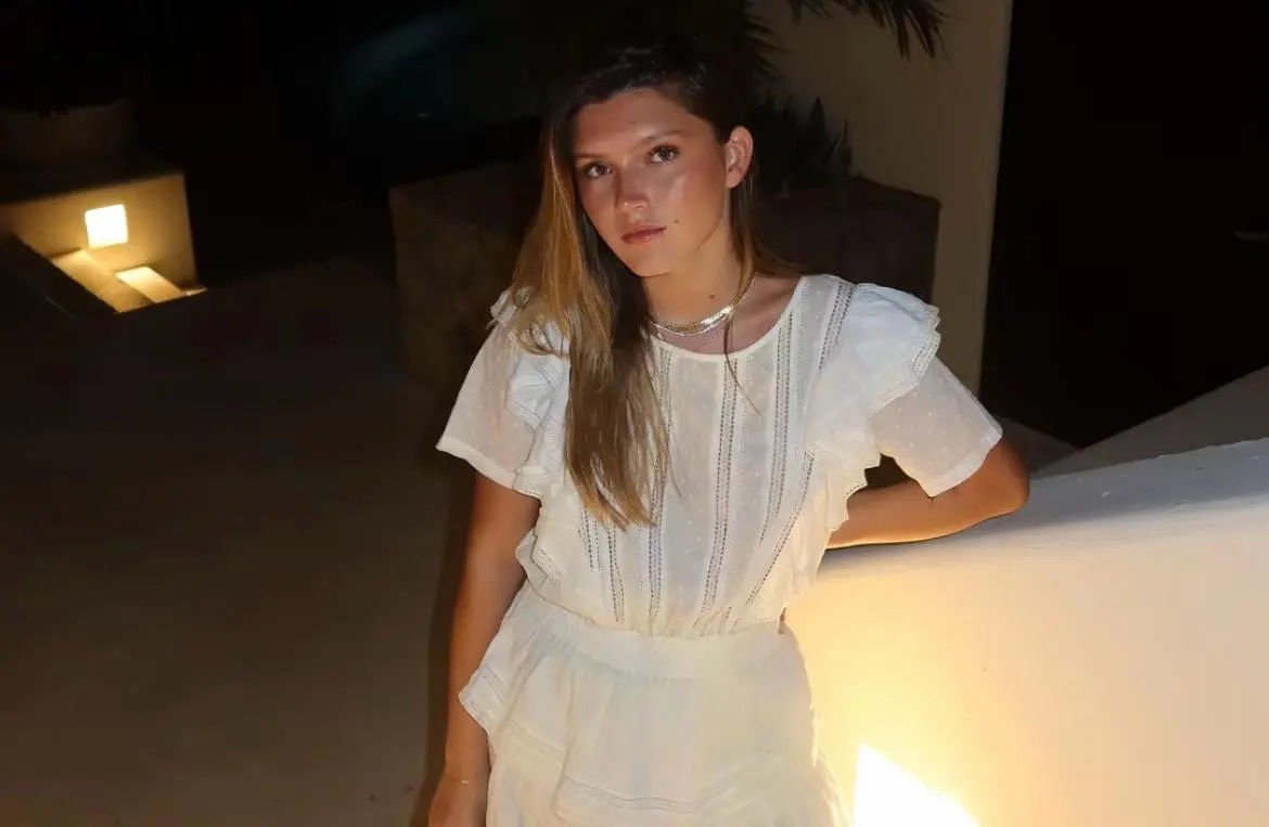 Fue la primera hija de Issabela Camil y la segunda de Sergio Mayer, quien anteriormente hab&iacute;a estado casado con B&aacute;rbara Mori.