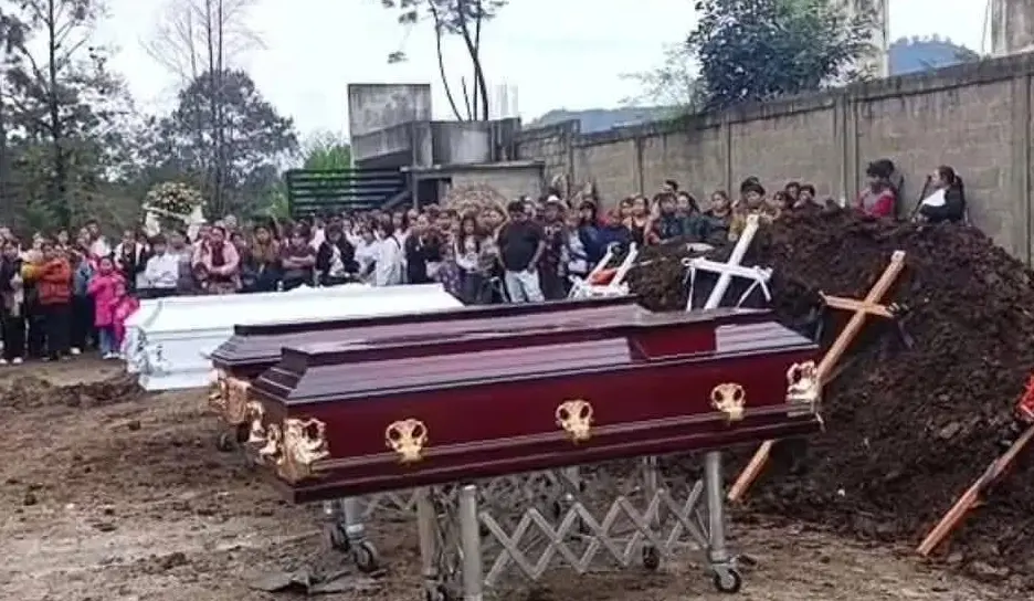 Las víctimas fueron identificadas como Julio Cruz Moreno, de 40 años; Evelia Salas Aguilar, de 41; y sus tres hijas: Adela, de 21 años; Esperanza, de 13; y Estefanía, de apenas 3 años. Facebook.