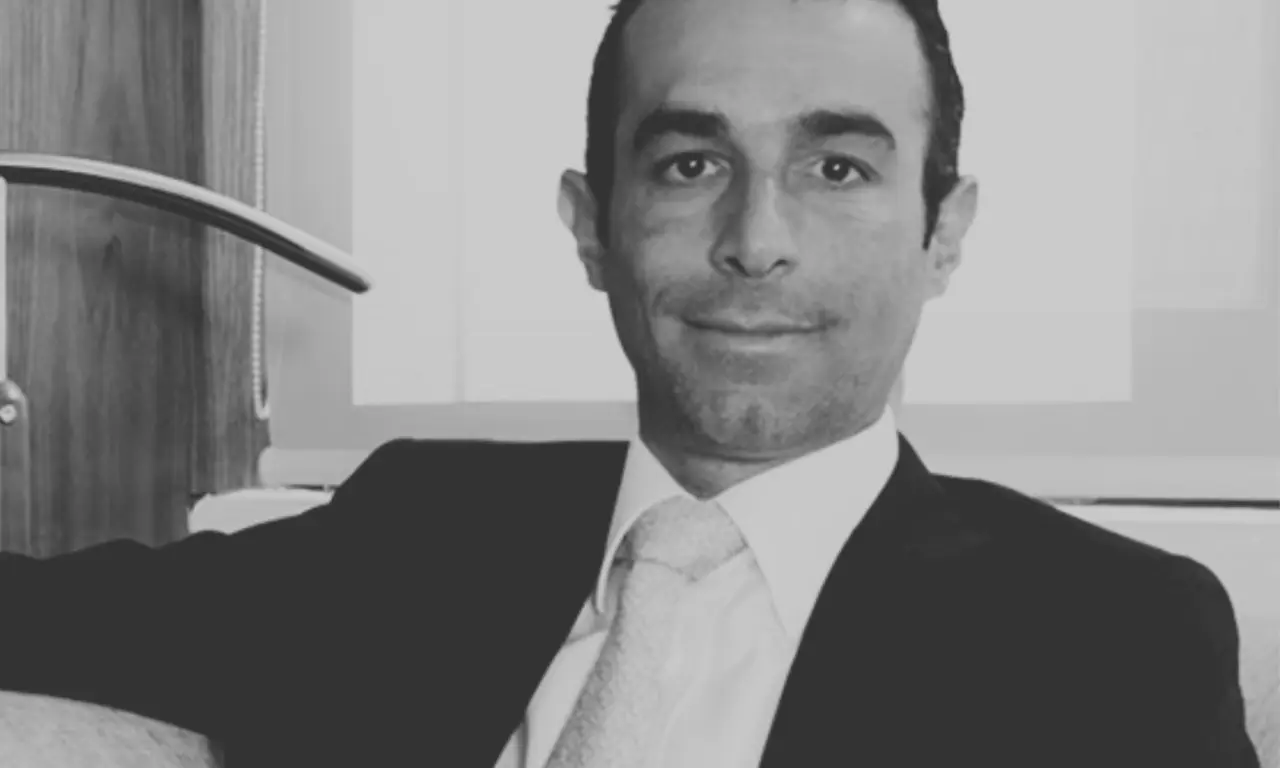  Las primeras imágenes que circularon en redes sociales mostraban al litigante tendido en el suelo, mientras testigos intentaban auxiliarlo. 
