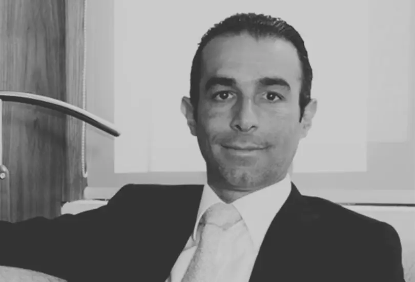 Las primeras imágenes que circularon en redes sociales mostraban al litigante tendido en el suelo, mientras testigos intentaban auxiliarlo.