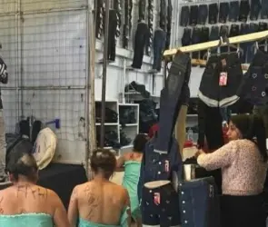 Rapan y exhiben a tres mujeres acusadas de robo en tianguis de San Martín Texmelucan