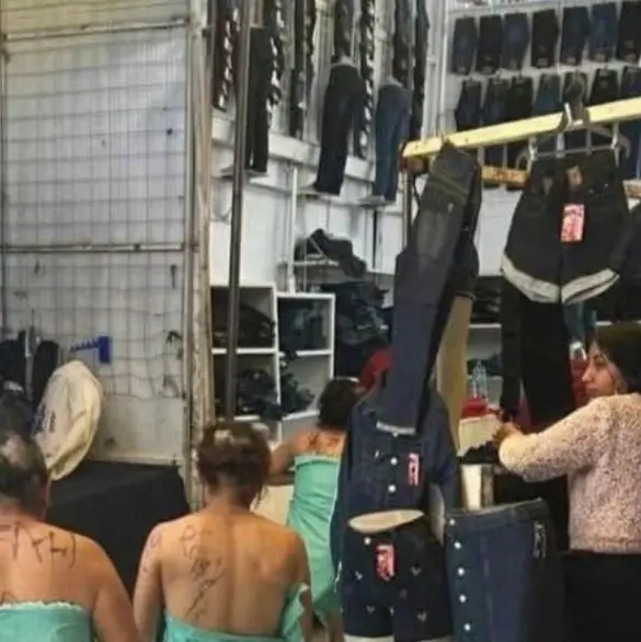 Rapan y exhiben a tres mujeres acusadas de robo en tianguis de San Martín Texmelucan