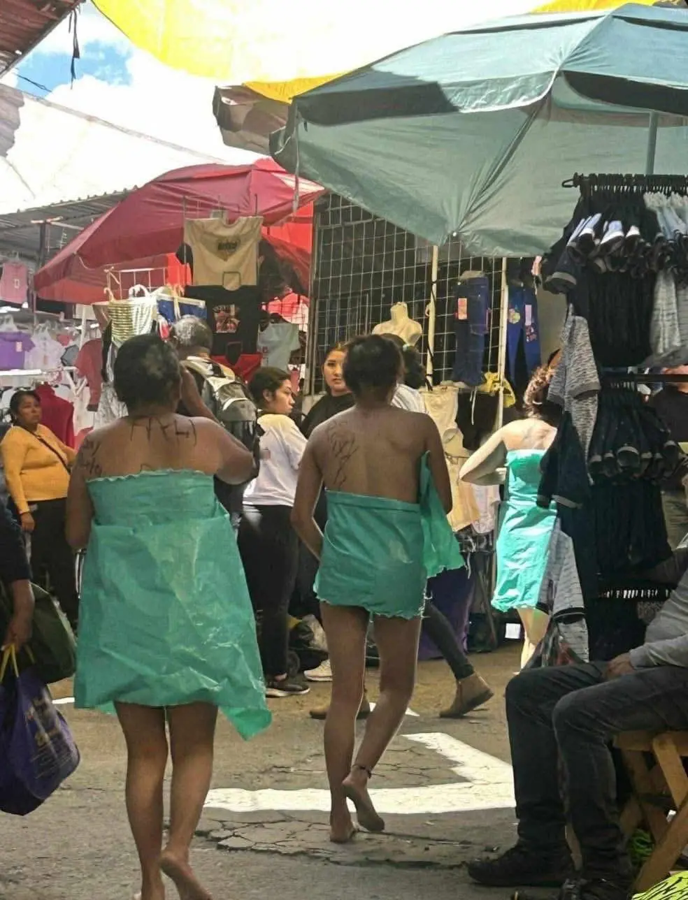 Rapan a tres mujeres acusadas de robar en tianguis Especial