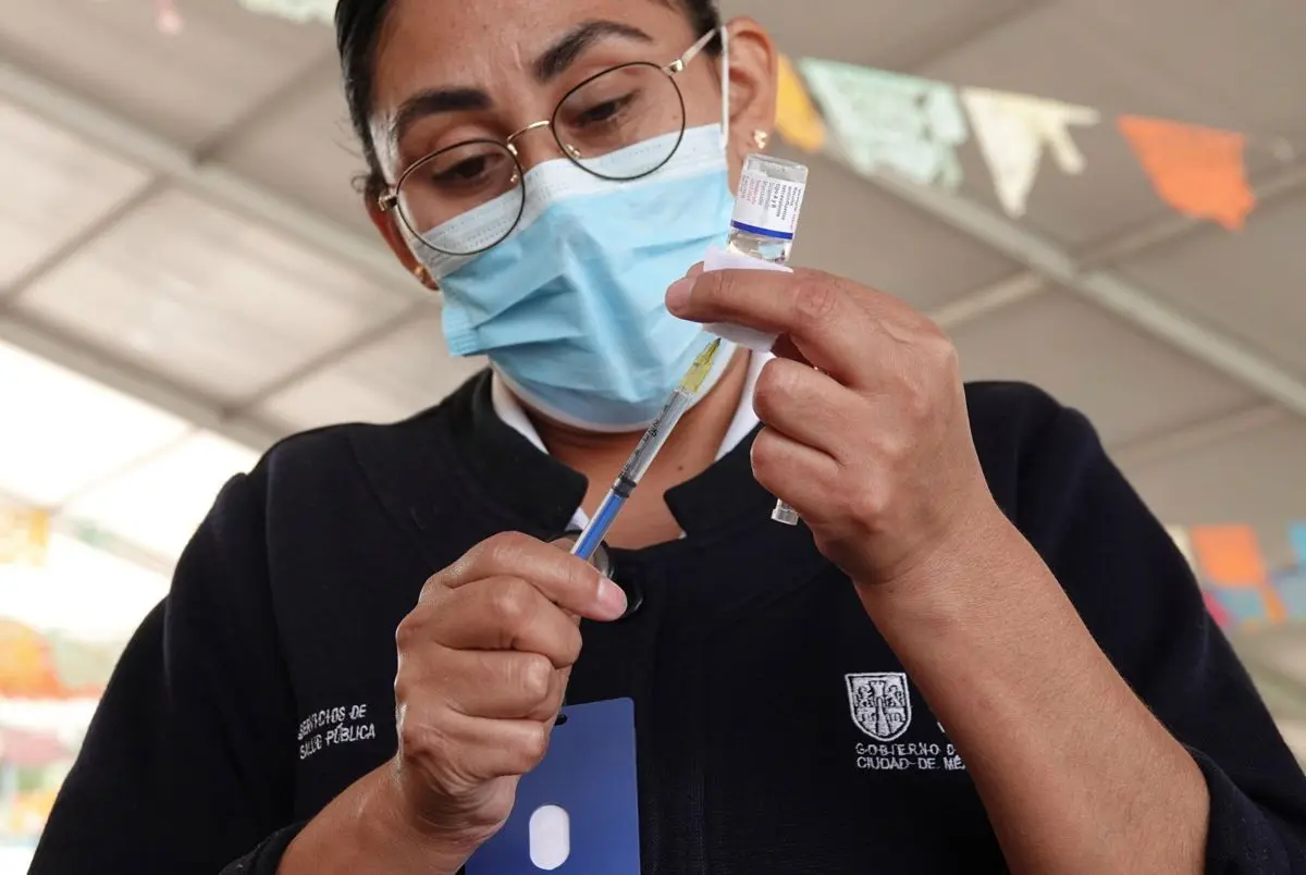 Según la Secretaría de Salud, la aplicación simultánea de las vacunas contra Covid-19, influenza y neumococo es completamente segura. Cuartoscuro.
