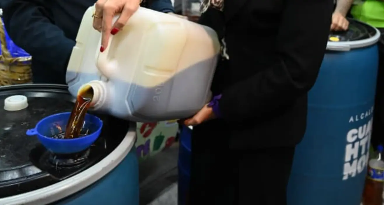  La funcionaria explicó que un solo litro de aceite puede contaminar hasta 40 mil litros de agua y dañar seriamente las tuberías. 