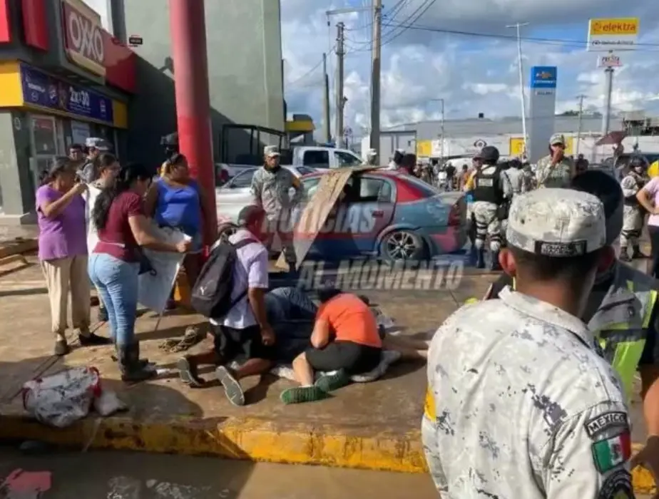 El cuaerpo de la estudiante fue trasladado hasta un Oxxo del bulevar Lázaro Cárdenas, donde su padre la identificó. Facebook: Noticias al momento.