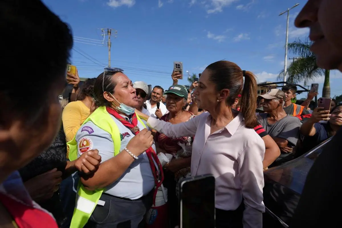 La mandataria fue cuestionada por algunos habitantes. Presidencia.