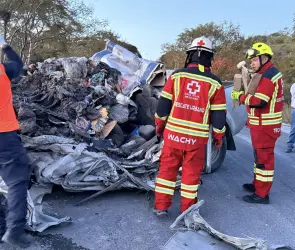 Mariana, Alberto y chofer mueren prensados en trágico accidente en Puebla