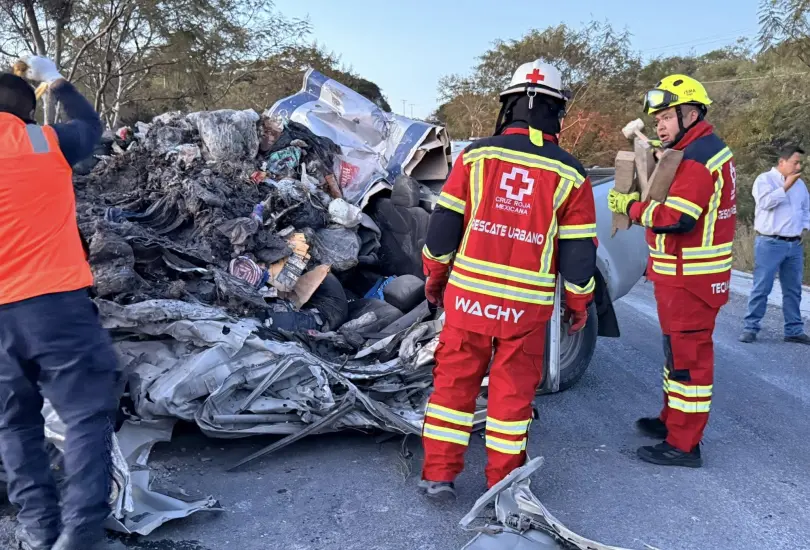 Mariana, Alberto y chofer mueren prensados en accidente en Puebla Mariana, Alberto y chofer mueren prensados en accidente en Puebla
