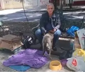 Duerme en un camellón con sus gatos: famoso actor de Televisa se encuentra en situación de calle