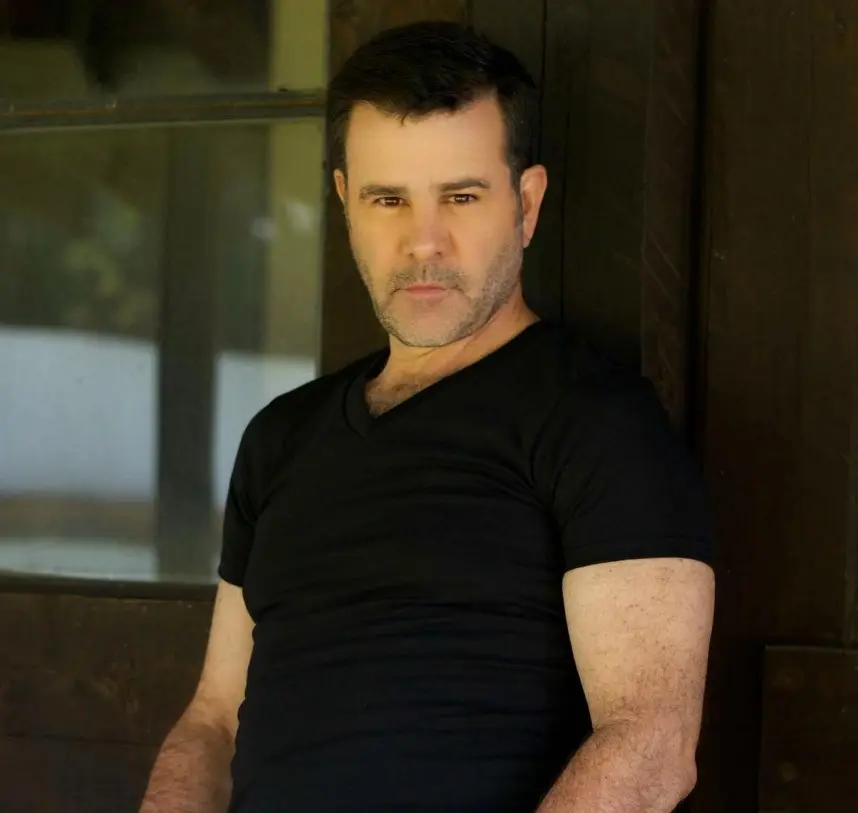 Ahora tiene 55 años, está casado con Biby Gaytán y tienen cinco hijos. Ha participado en series como Donde hubo fuego y Gloria Trevi: Ellas soy yo. Ahora tiene 55 años, está casado con Biby Gaytán y tienen cinco hijos. Ha participado en series como Donde hubo fuego y Gloria Trevi: Ellas soy yo.