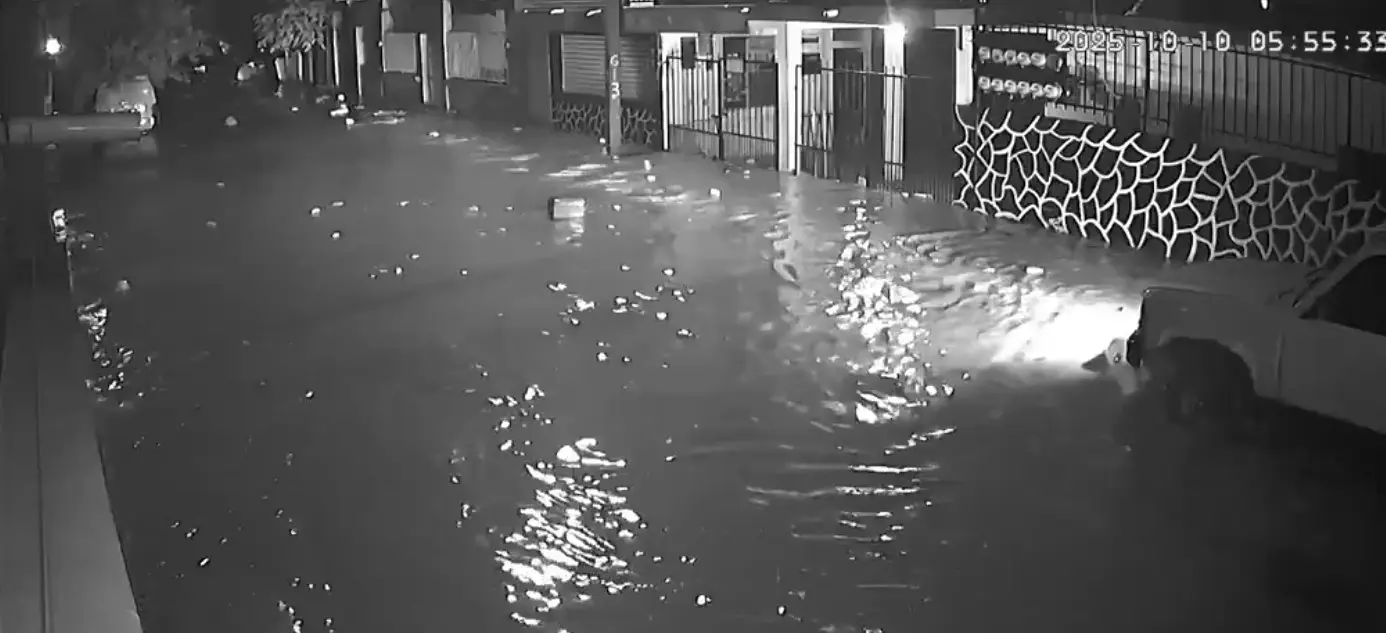  Las calles se inundaron en cuestión de segundos. 