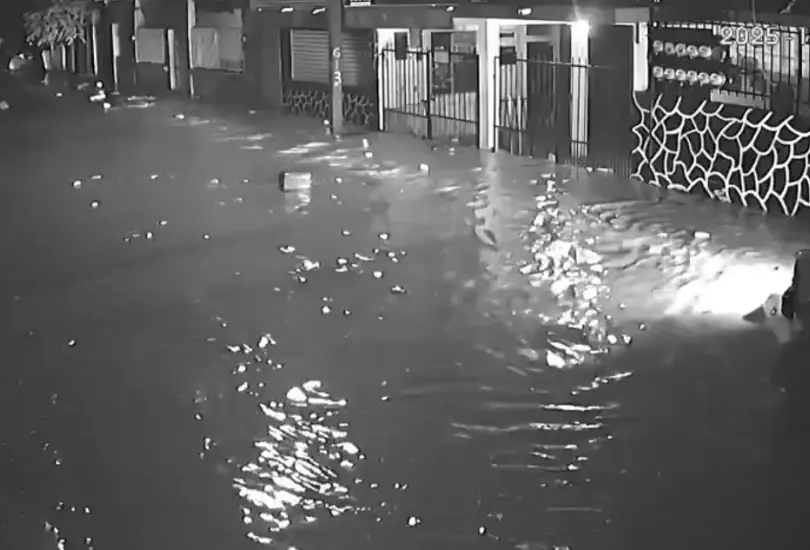 Las calles se inundaron en cuestión de segundos. Las calles se inundaron en cuestión de segundos.