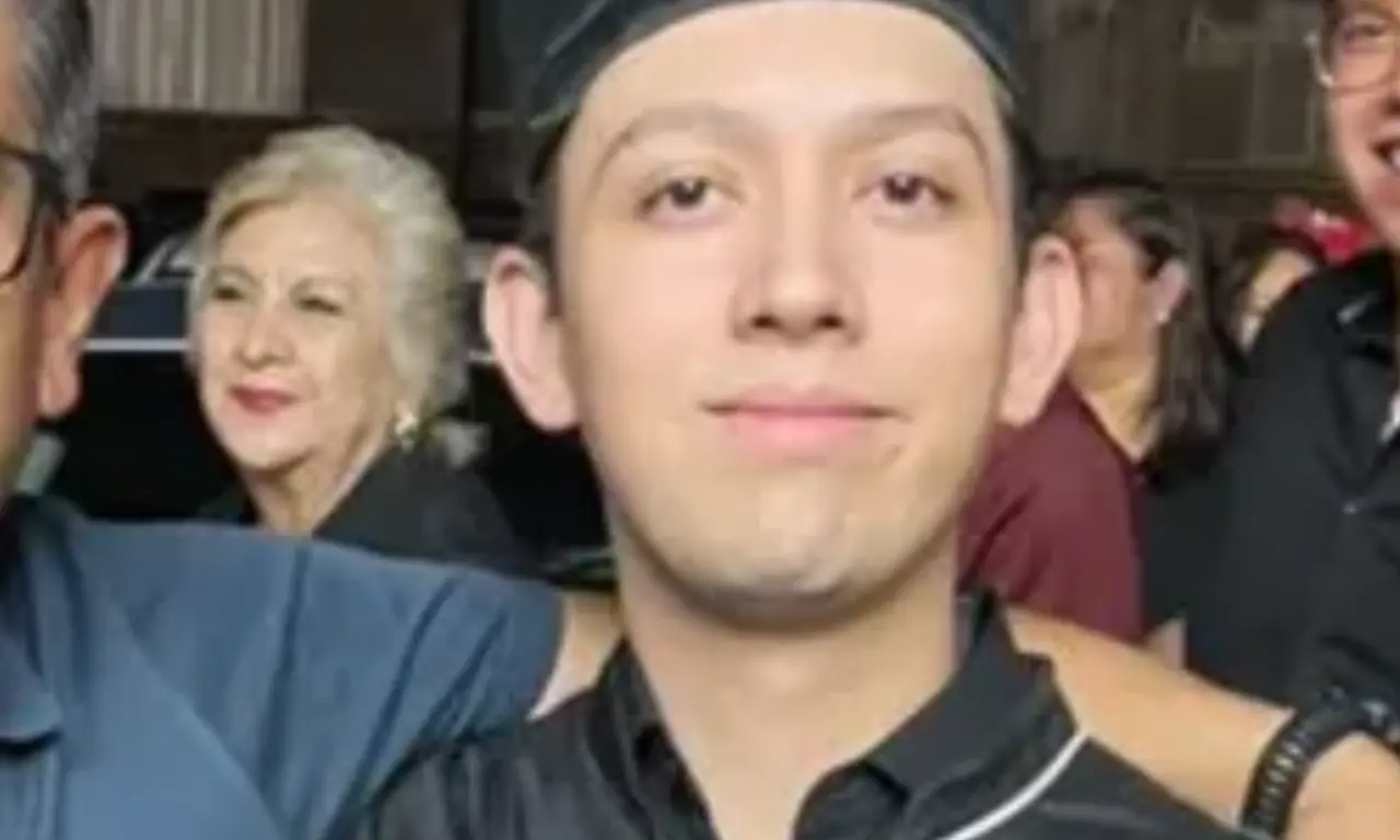  Según relataron sus familiares, todo parecía transcurrir con normalidad hasta que Carlos Emilio se levantó de la mesa para ir al baño. 
