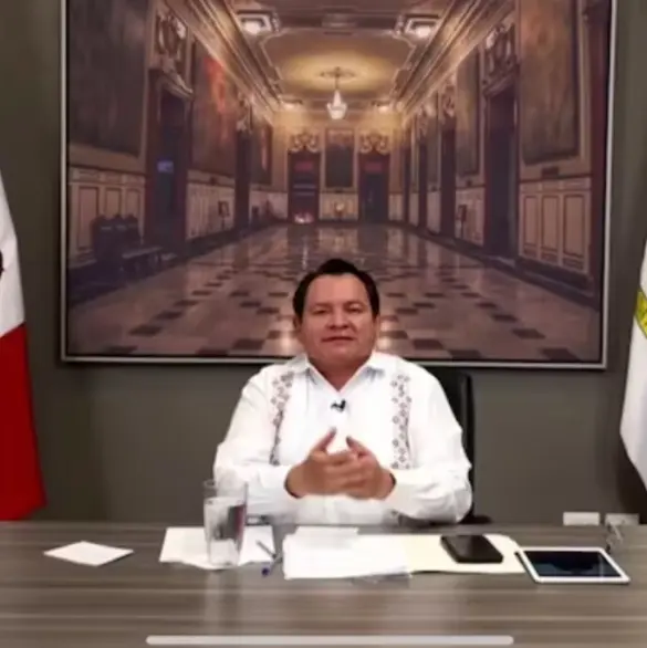 Alburean al gobernador de Yucatán Joaquín Díaz Mena en plena transmisión en vivo