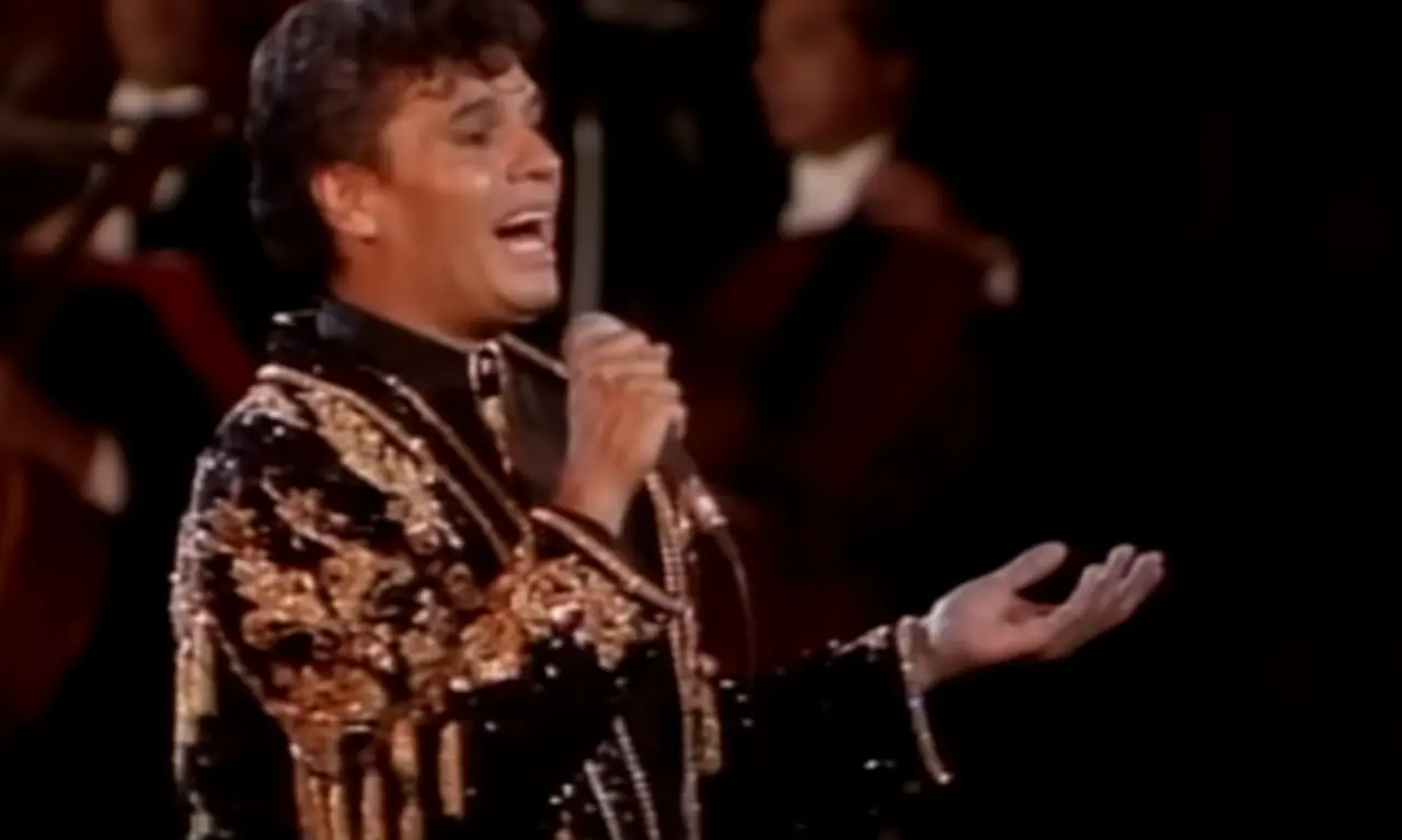  La proyección contará con tomas inéditas extraídas del archivo personal de Juan Gabriel, imágenes nunca antes vistas que muestran momentos íntimos de aquella velada. 