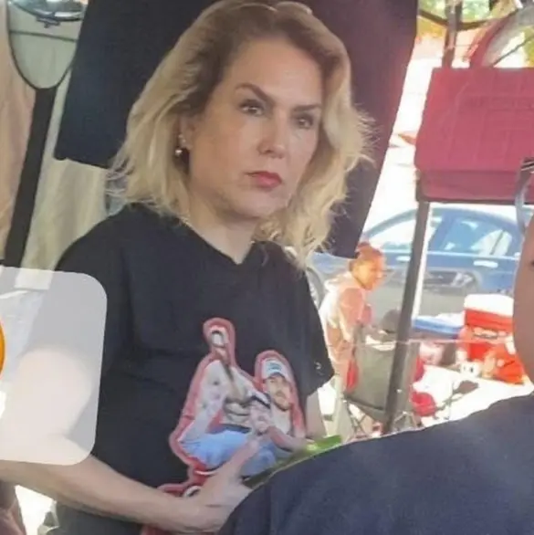 Madre de Aldo de Nigris es captada vendiendo ropa en un tianguis