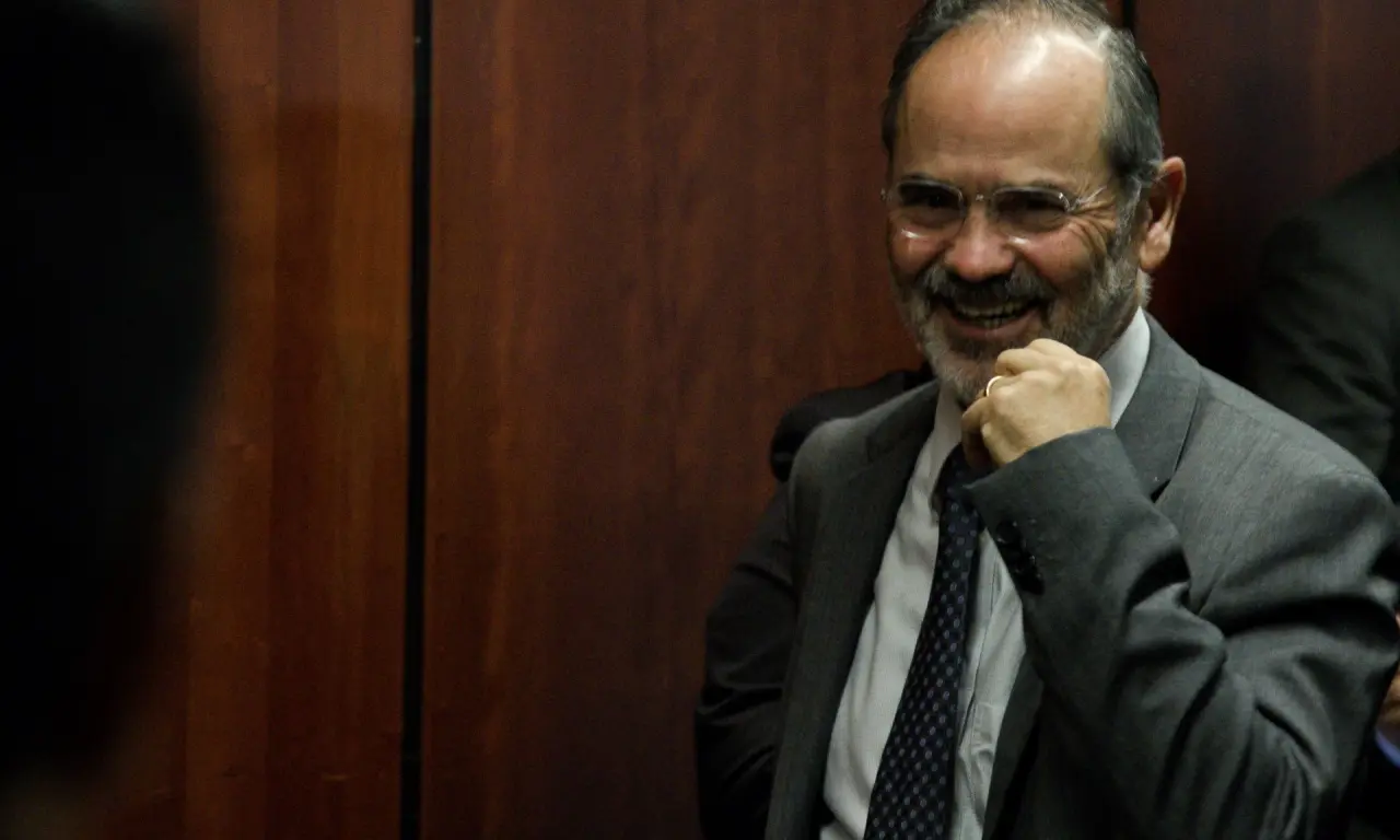  El senador presumió su tarjeta del Bienestar. 