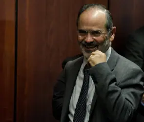 "No tiene vergüenza": Captan a Gustavo Madero cobrando su pensión del Bienestar y Pedro Ferriz lo defiende