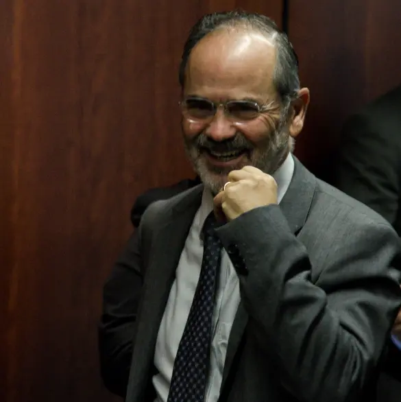 "No tiene vergüenza": Captan a Gustavo Madero cobrando su pensión del Bienestar y Pedro Ferriz lo defiende