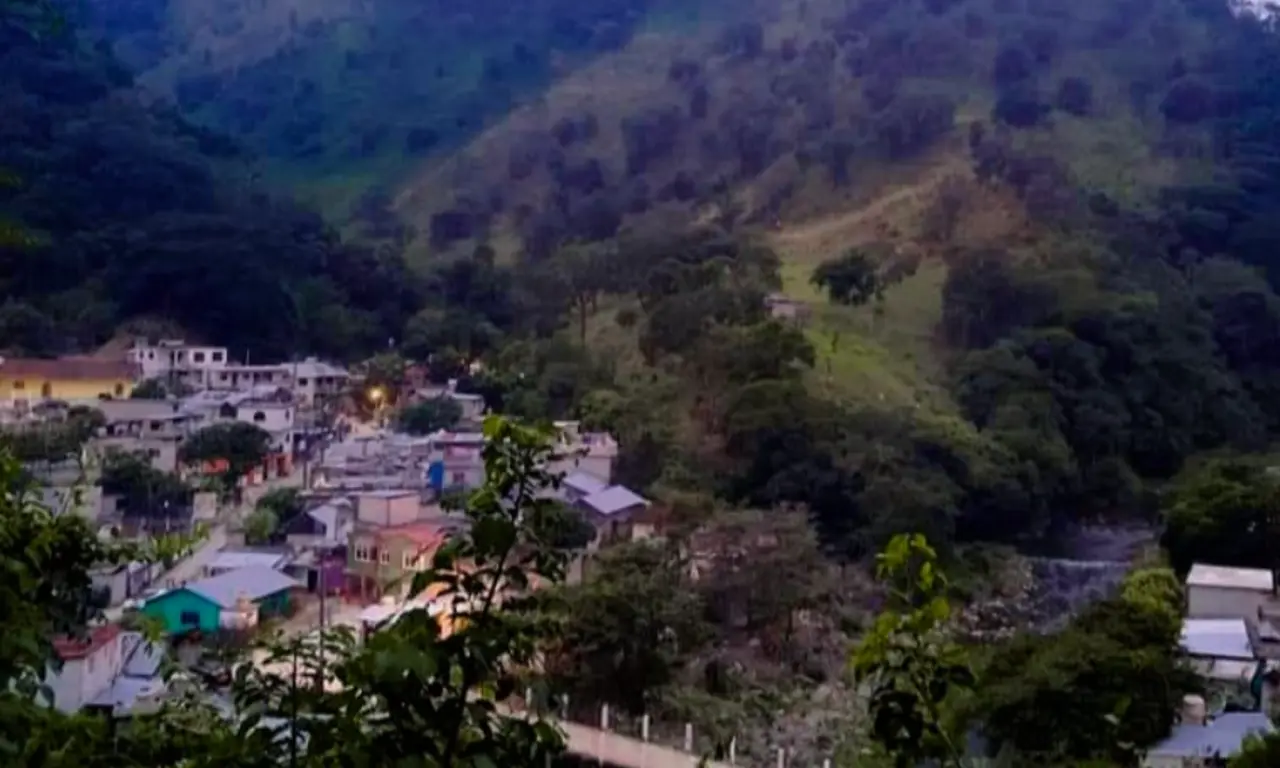  Las montañas que rodeaban el valle siguen ahí, pero el pueblo, fundado hace más de 400 años, ya no existe. 