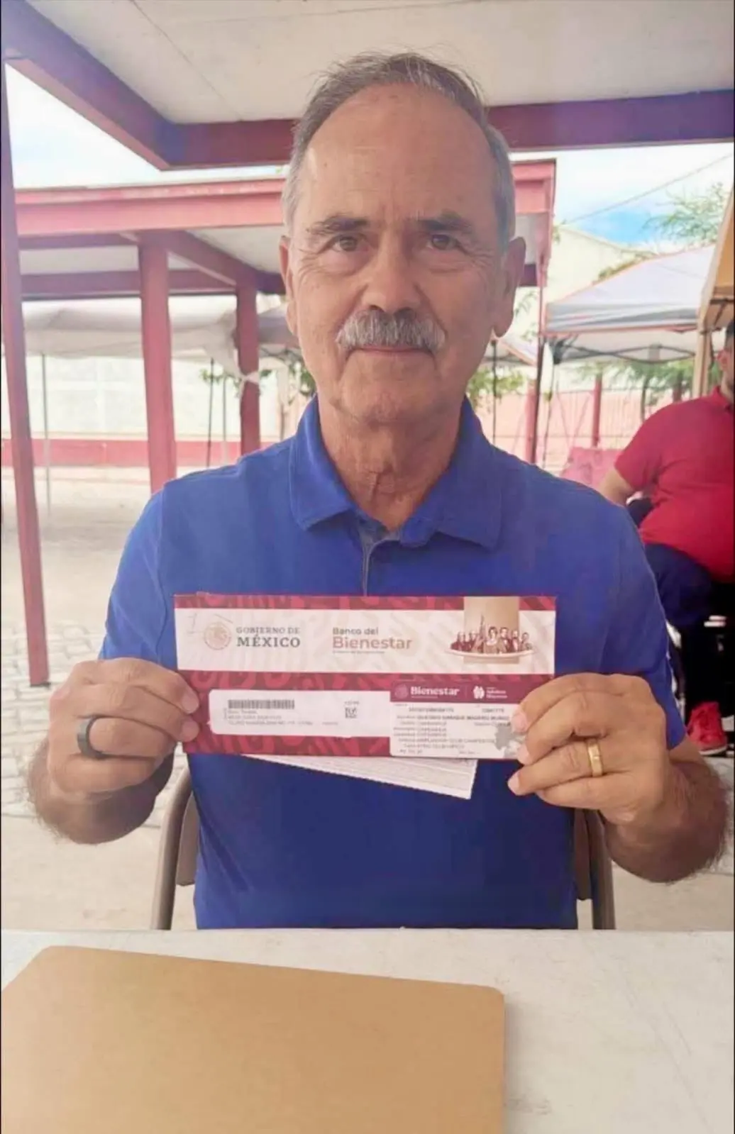 Gustavo Madero con la tarjeta del Bienestar. Especial.