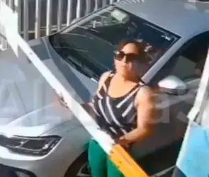 "Lady gato muerto de hambre": insulta a vigilante de caseta que no la deja pasar por no pagar su cuota