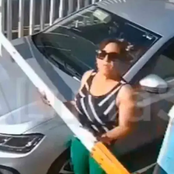 "Lady gato muerto de hambre": insulta a vigilante de caseta que no la deja pasar por no pagar su cuota