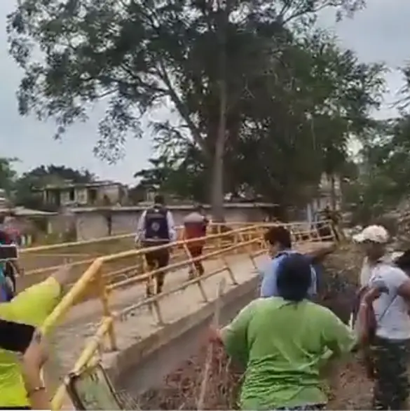 "¡Hasta ahora te presentas!": Corren con lodo a alcaldesa de Álamo que visitó a los damnificados 14 días después