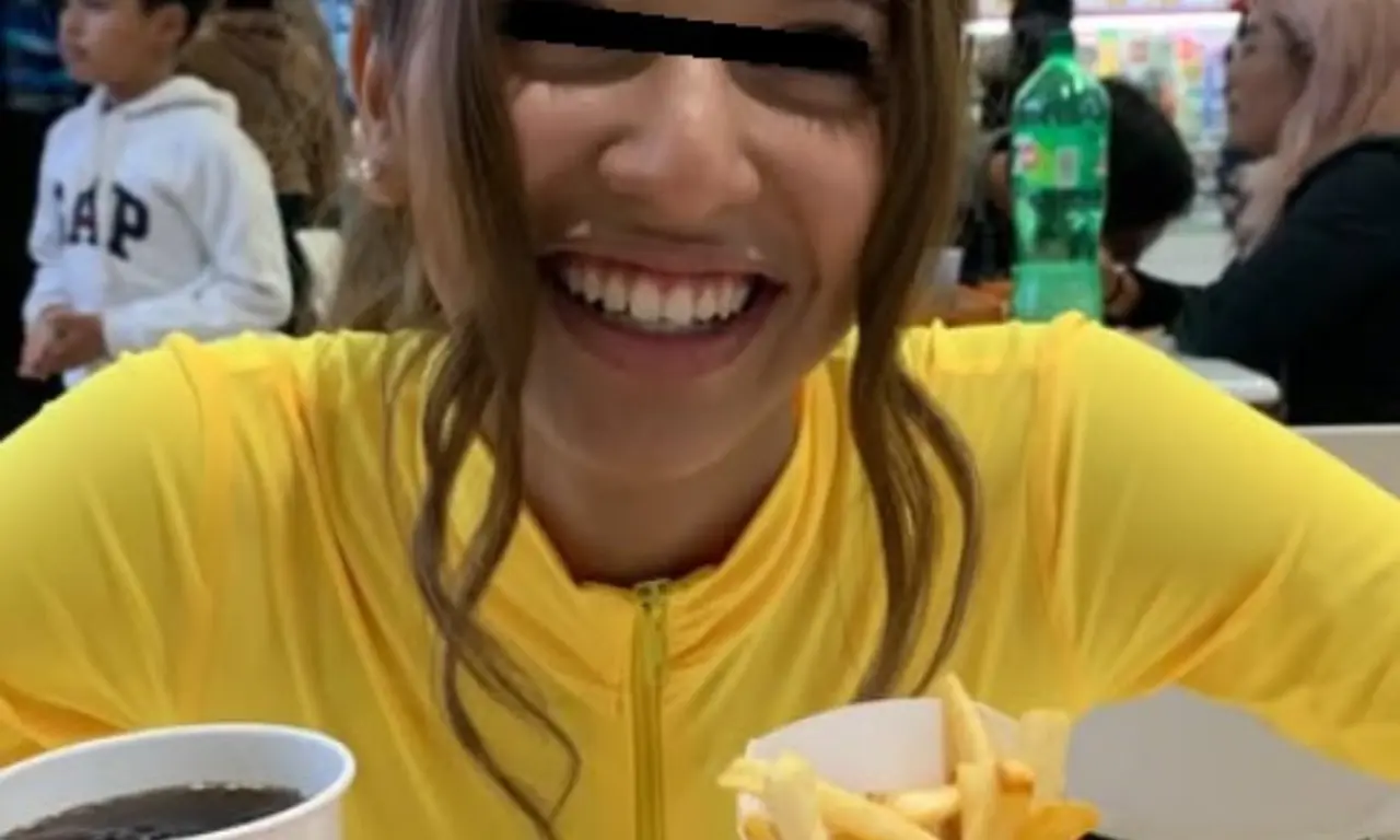  En redes sociales se mostraba como una joven alegre, amante de los postres, los días soleados y los pequeños placeres cotidianos. 