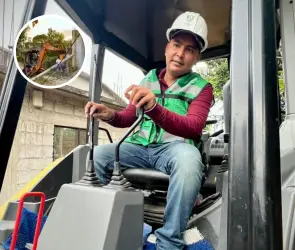 Por aparecer en el video: Alcalde opera máquina retroexcavadora, tira poste de luz y casi termina electrocutado