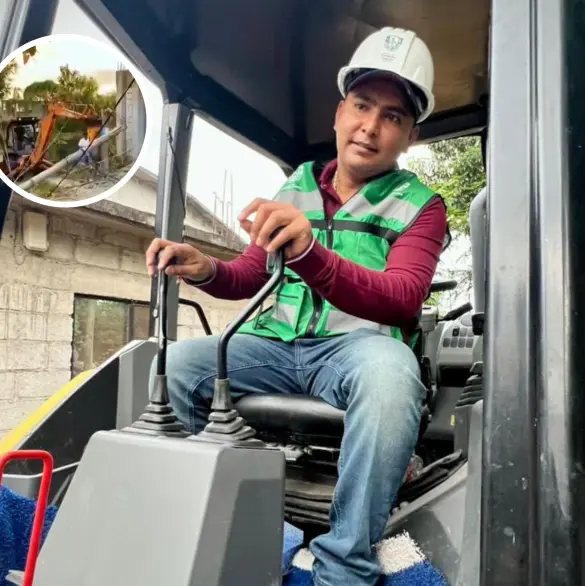 Por aparecer en el video: Alcalde opera máquina retroexcavadora, tira poste de luz y casi termina electrocutado