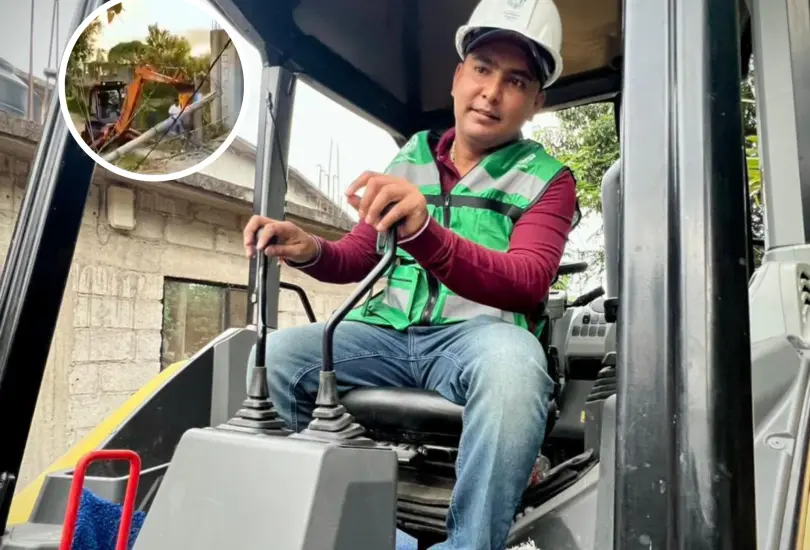 El alcalde generó críticas por operar la máquina retroexcavadora. El alcalde generó críticas por operar la máquina retroexcavadora.