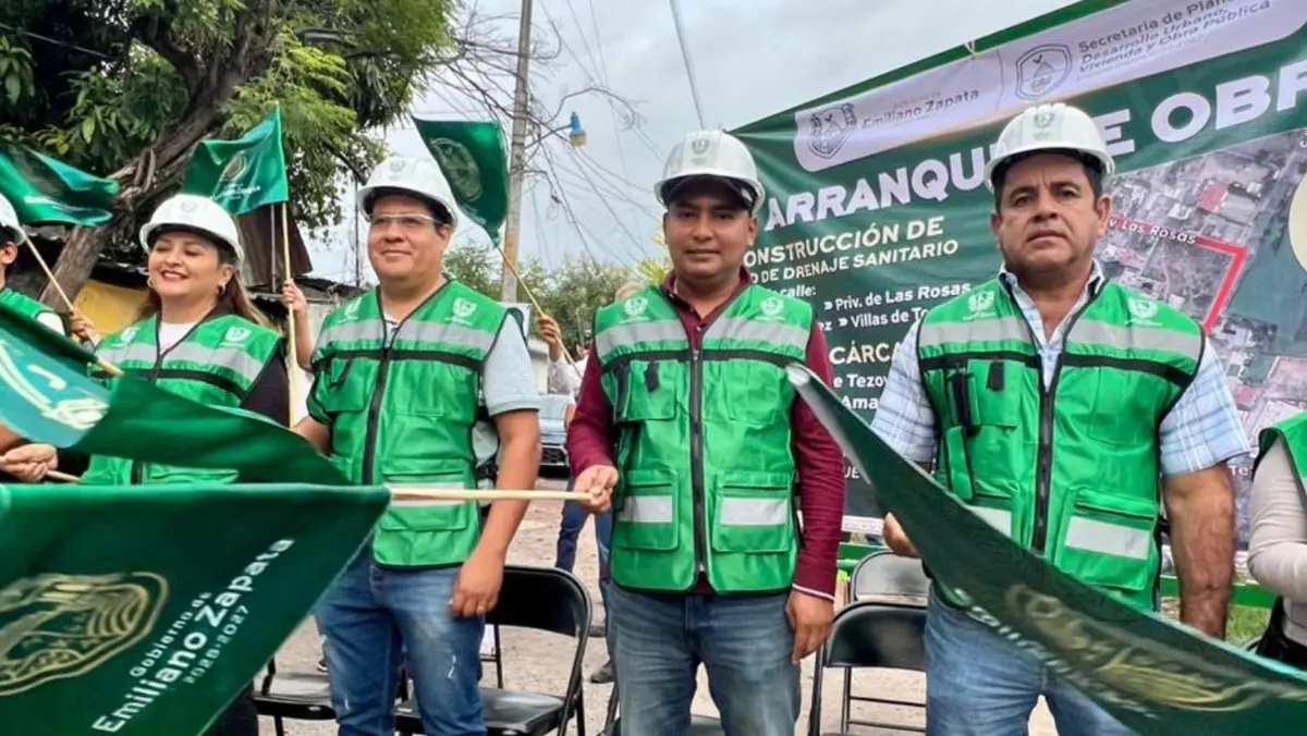 Al alcalde le gusta aparecer en fotos al inicio de las obras. FB: Santos Tavárez García.