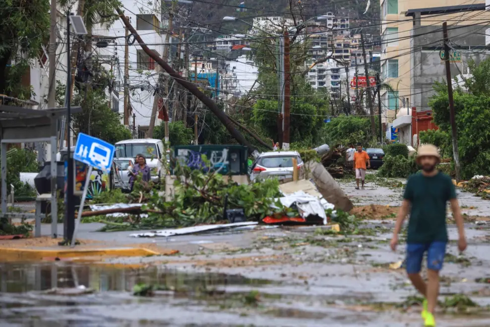 Personas caminando en una zona turística de Acapulco, México, después de que el huracán Otis devastara la ciudad el 25 de octubre de 2023.  Especial