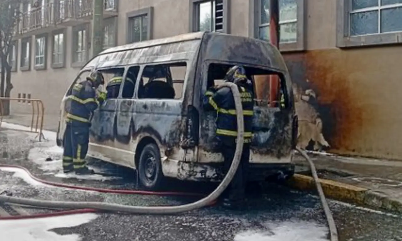  Momento exacto en que una combi se incendia sobre Calzada Zaragoza en CDMX 