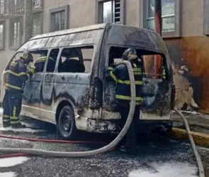 Momento exacto en que una combi se incendia sobre Calzada Zaragoza en CDMX