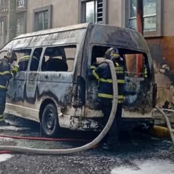 Momento exacto en que una combi se incendia sobre Calzada Zaragoza en CDMX