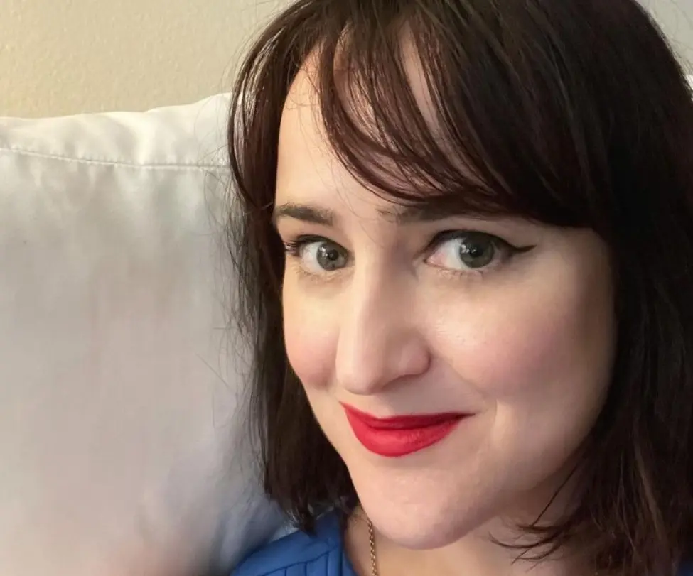 M&aacute;s tarde, ingres&oacute; a la Universidad de Nueva York y se gradu&oacute; en la Academia de Artes Idyllwild.