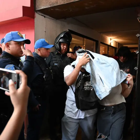 Hallan posible red de trata de personas en fiesta clandestina de la colonia Juárez, CDMX Hallan posible red de trata de personas en fiesta clandestina de la colonia Juárez, CDMX