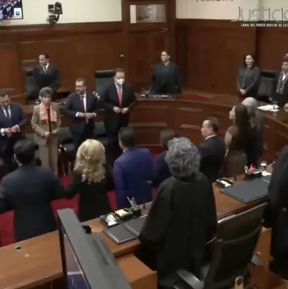 Suena Marc Anthony en plena sesión de la Suprema Corte en lugar del Himno Nacional