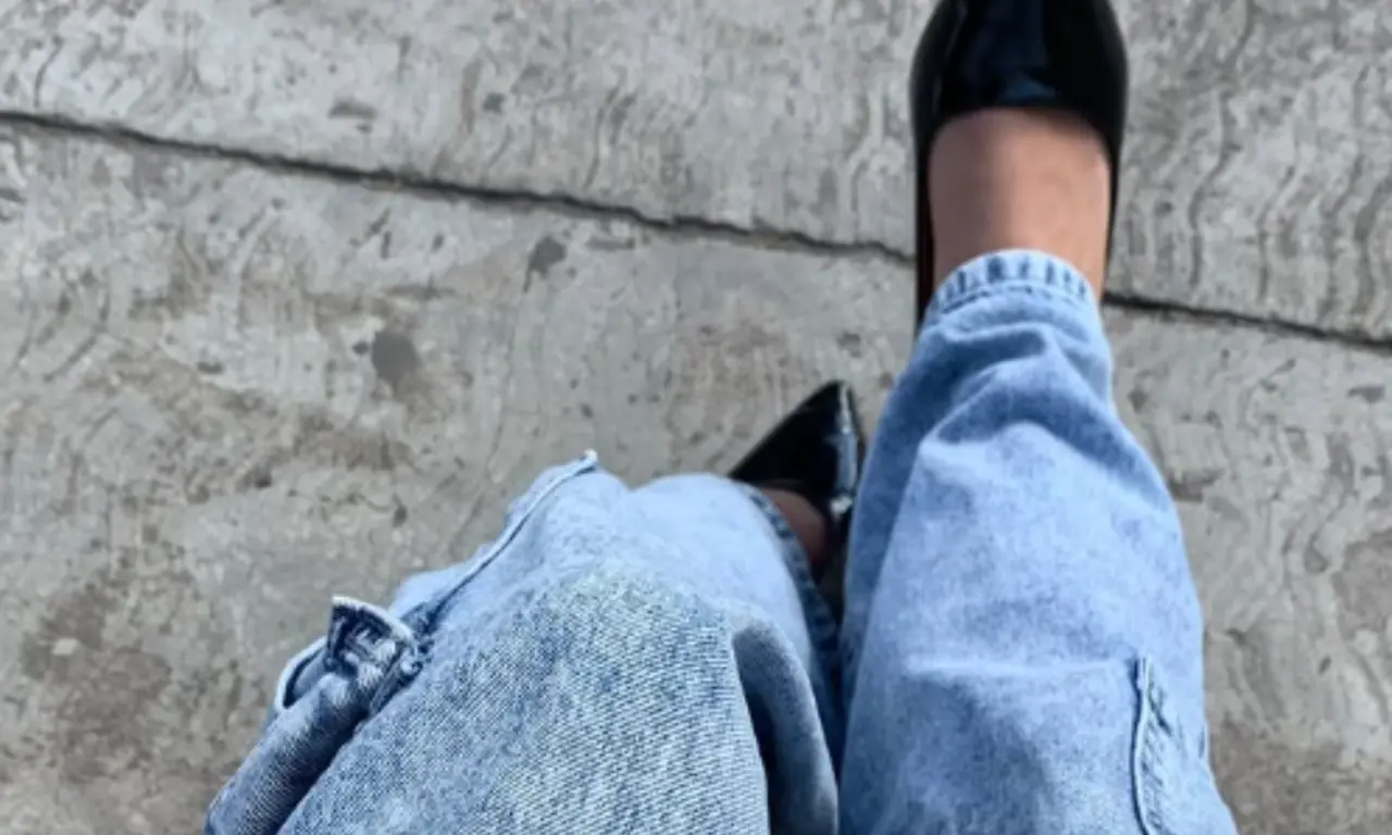  “Al ver que su mamá se acercaba, la chava se quitó las zapatillas, la gorra. Después se quitó la chamarra y se trepó”, recordó el testigo. 